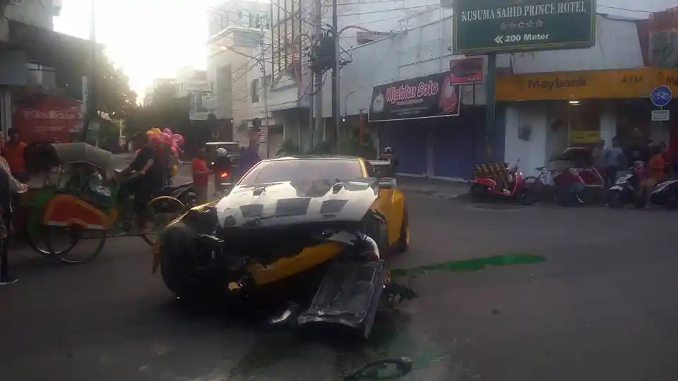 Foto - Seperti Ini Wujud Nissan GT-R Setelah Hantam Pembatas Jalan di Solo (7 FOTO)