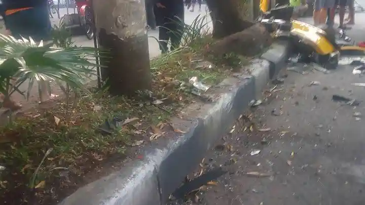 Foto - Seperti Ini Wujud Nissan GT-R Setelah Hantam Pembatas Jalan di Solo (7 FOTO)