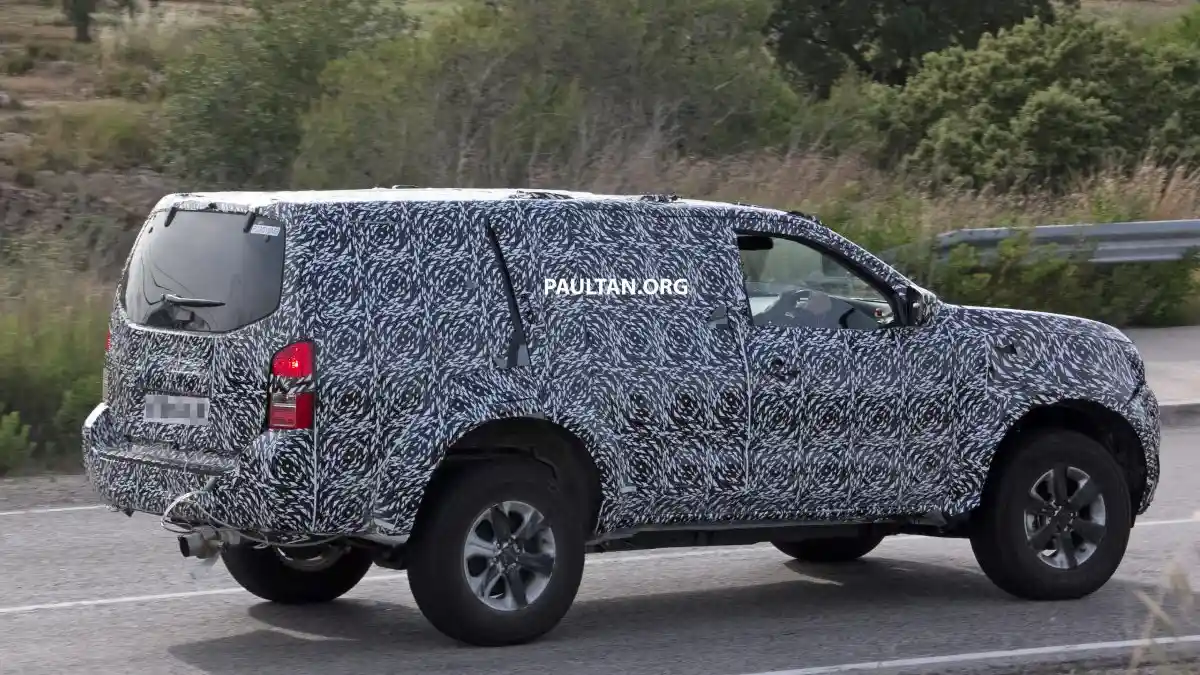 Foto - SPY SHOT: Nissan Navara SUV 2017