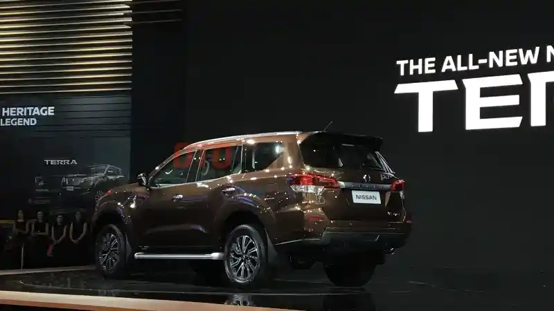 Foto - Membandingkan Nissan Terra dan Hyundai Santa Fe