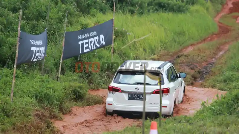 Foto - First Drive: Nissan Terra 2.5 (4x4) VL AT 