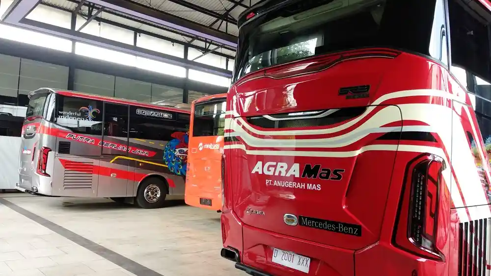 Foto - Mendesain Bus Ala Laksana, Langsung Ukuran Sebenarnya