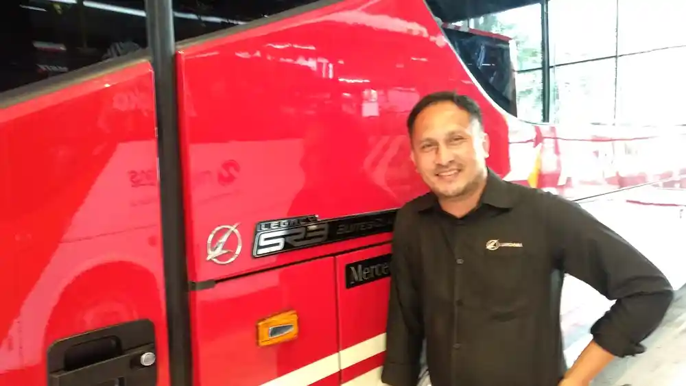 Foto - Mendesain Bus Ala Laksana, Langsung Ukuran Sebenarnya