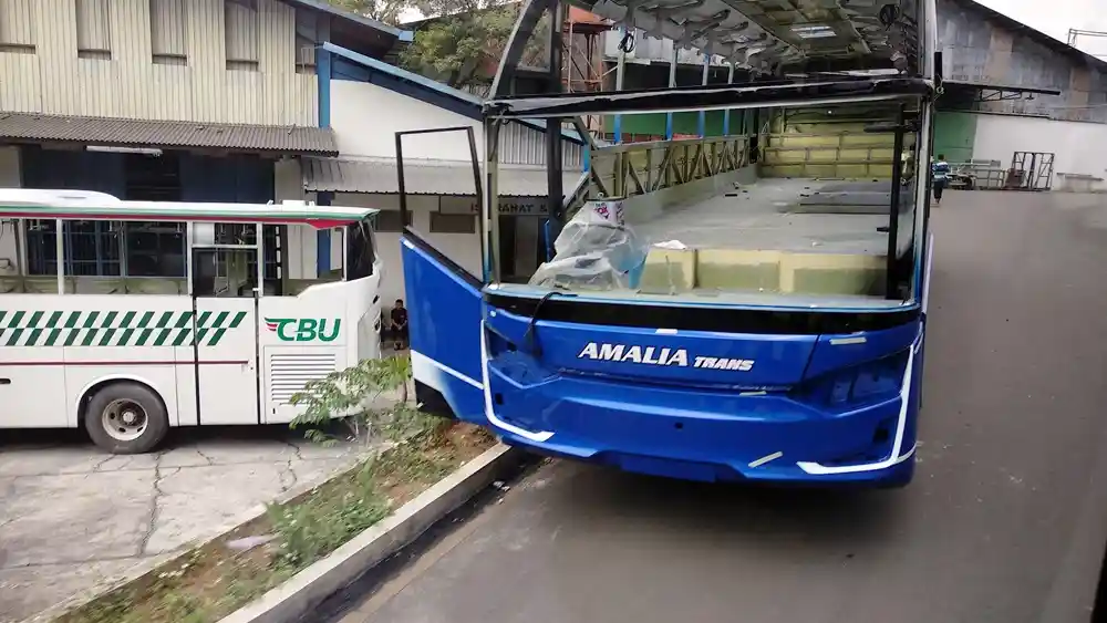 Foto - Mendesain Bus Ala Laksana, Langsung Ukuran Sebenarnya