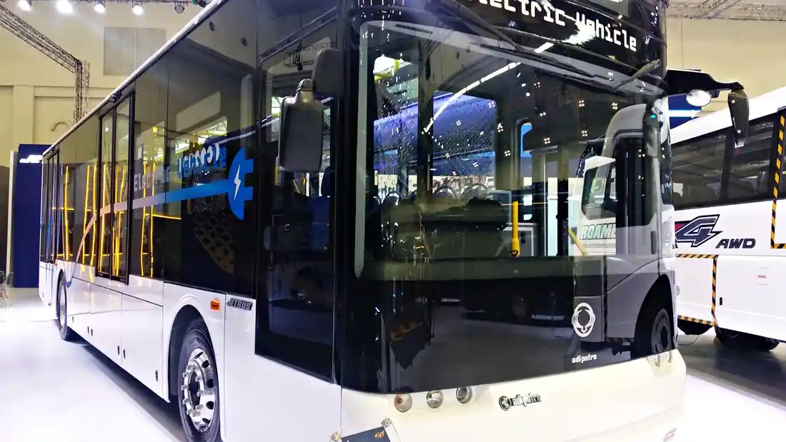 Bus - Adiputro dan Laksana Balapan Bus Setrum 