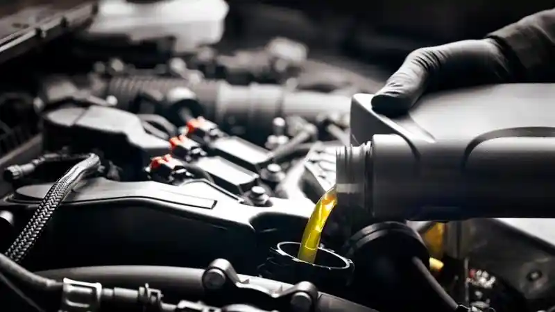 Foto - Amankah Mencampur Oli Beda Merek?