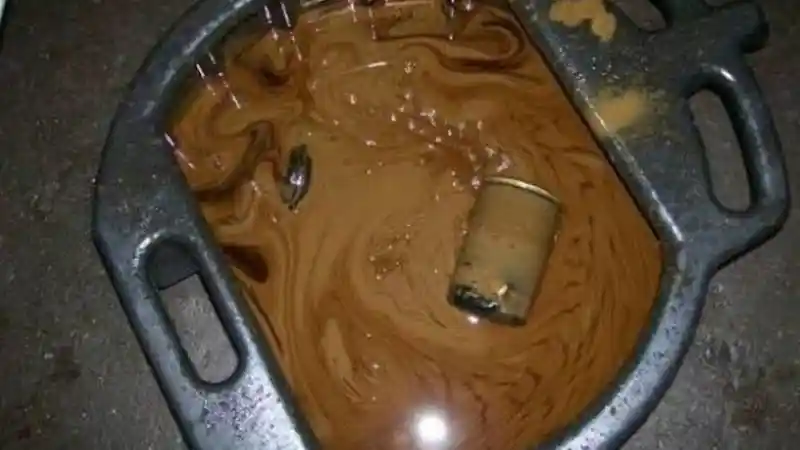 Foto - Bahaya Oli Bercampur Air Akibat Nekat Terjang Banjir