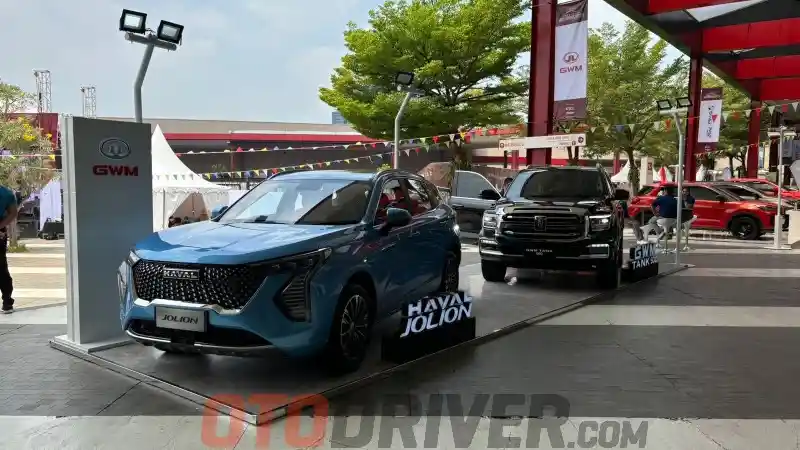 Foto - Ajang Otomotif Yang ke-6 Ini , Jadi Tempat Guyup Komunitas dan Pameran Mobil Listrik Hingga Klasik