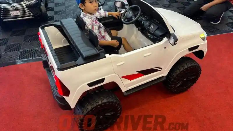 Foto - Model Toyota Hilux Ini Resmi Dijual Mulai Rp 6 Juta di GJAW 2024