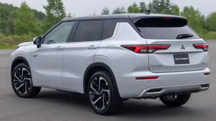 Foto - Mitsubishi Outlander PHEV Generasi Terbaru Resmi Debut Dunia
