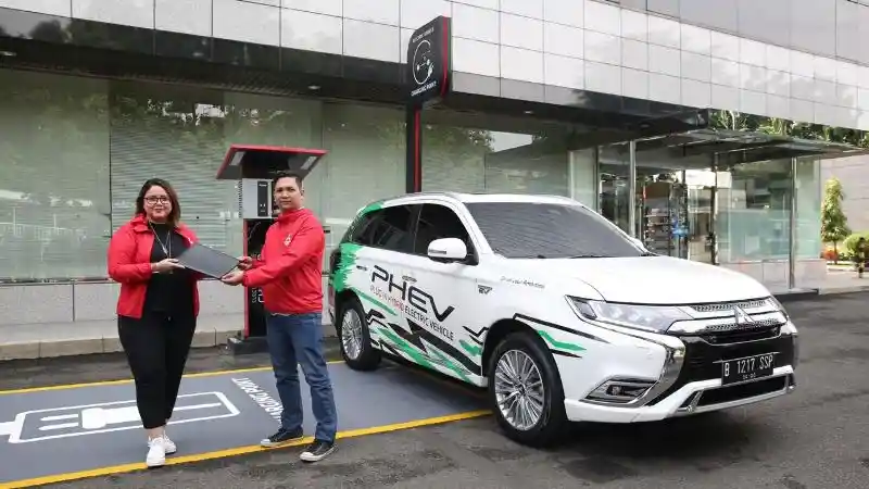 Berita - Gimmick Mitsubishi Gunakan Outlander PHEV sebagai Transportasi Online