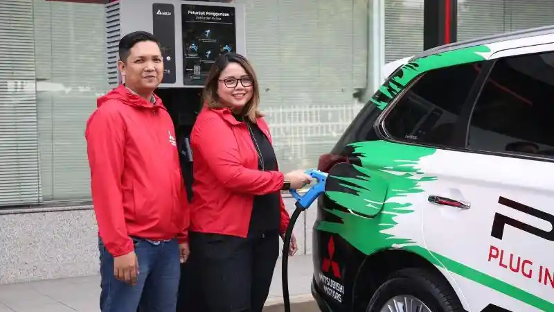 Foto - Gimmick Mitsubishi Gunakan Outlander PHEV sebagai Transportasi Online