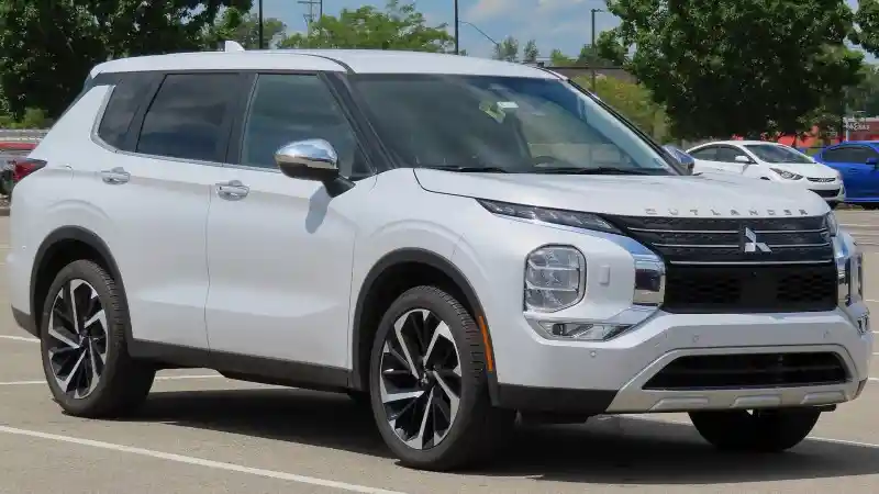 Foto - Mitsubishi Pajero Akan Hadir Kembali Di 2027. Penantang Baru Di Segmen SUV Premium