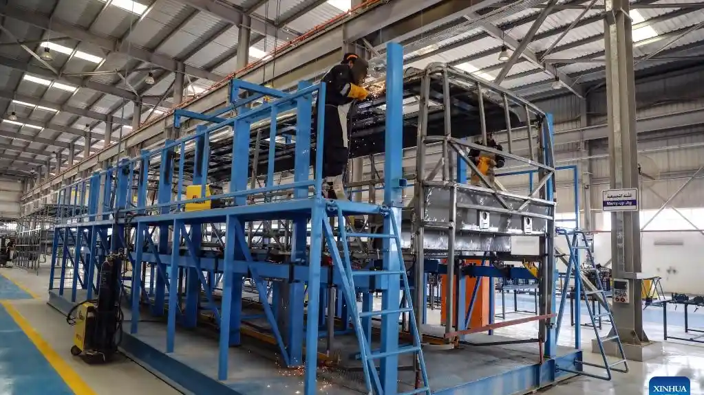 Foto - Melihat Pabrik Bus King Long Di Mesir