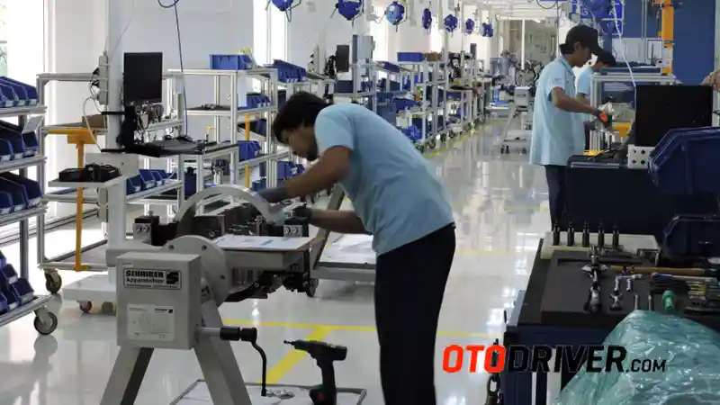 Foto - Virus Corona Tak Hambat Produksi Mercedes-Benz Indonesia