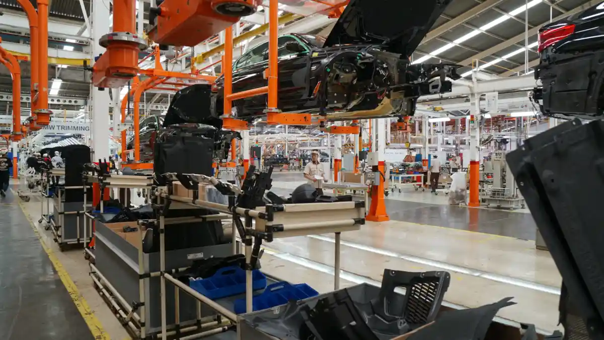 Berita - BMW Seri-5 CKD Seharga RP 1,149 Miliar Mulai Dirakit di Sunter (14 Foto)