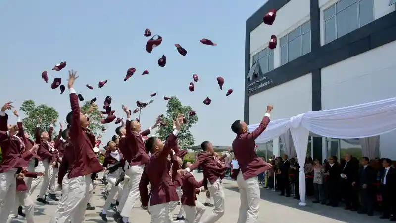 Foto - Toyota Indonesia Tak Cuma Hasilkan Mobil, Tapi Juga Wisudawan D1 & D2