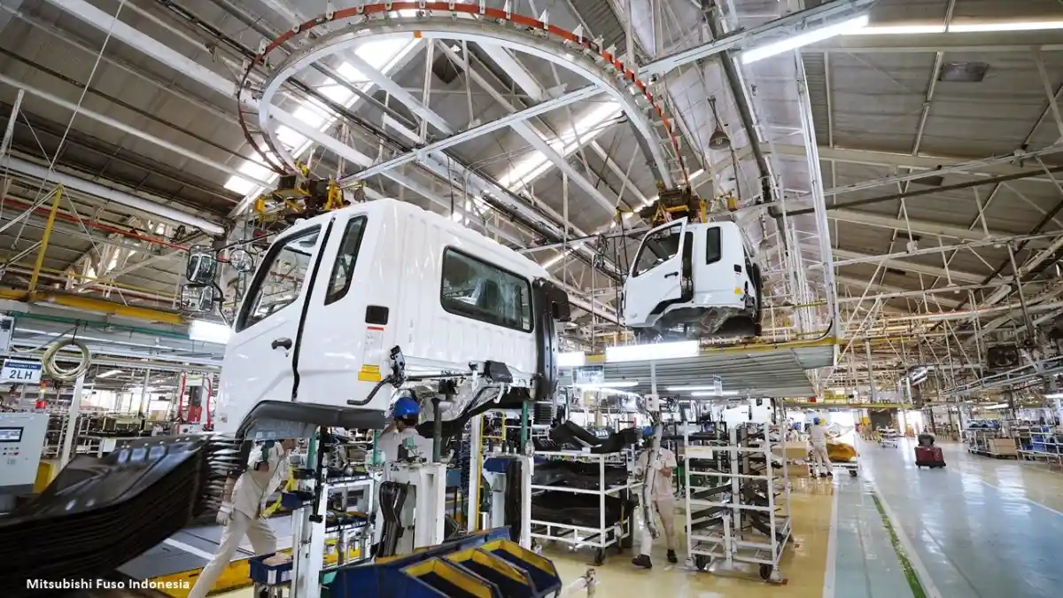 Truk - Dapur Mitsubishi Fuso Di Cakung Bisa Bikin 15 Truk Per Jam