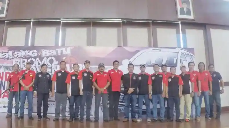 Foto - Komunitas Pajero Indonesia ONE Touring ke Jatim, Angkat Walikota Batu Jadi Anggota!
