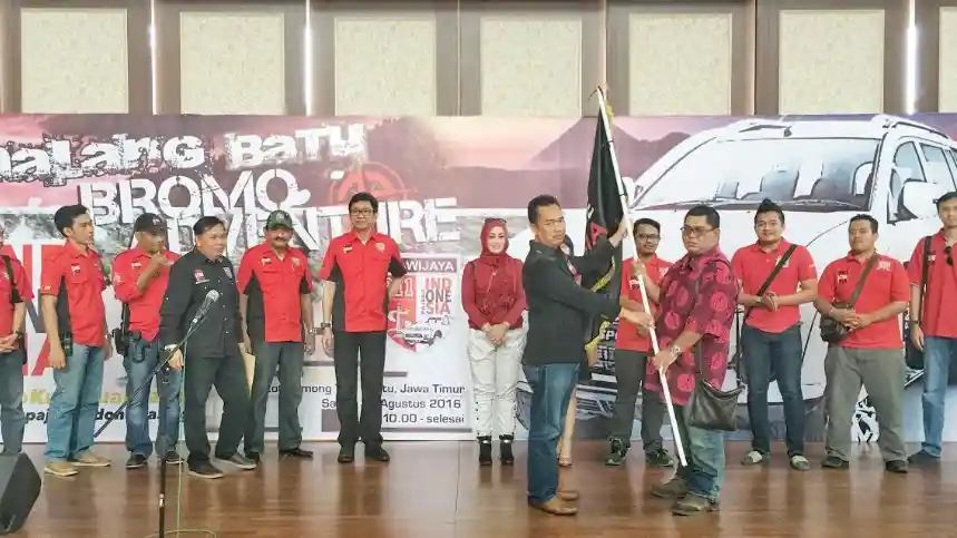 Foto - Komunitas Pajero Indonesia ONE Touring ke Jatim, Angkat Walikota Batu Jadi Anggota!