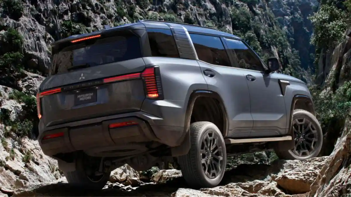 Foto - Walau Dikembangkan Dari Sasis Yang Sama, Mitsubishi Triton Tak Akan Dapatkan Fitur Selengkap All New Pajero