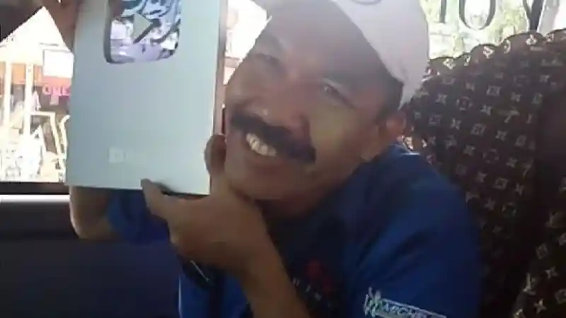 Berita - Supir Bus PO Haryanto Jadi Vlogger Raih Silver Play Button, Ini Kata Bosnya
