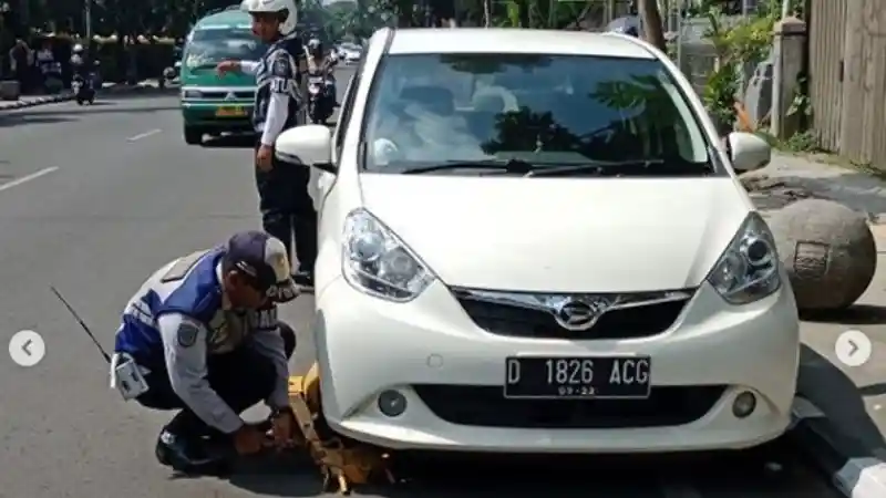 Foto - Ada yang Berani Parkir Sembarangan di Bandung? 