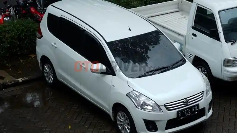 Foto - Selepas Kena Hujan, Ada Baiknya Mobil Dibilas