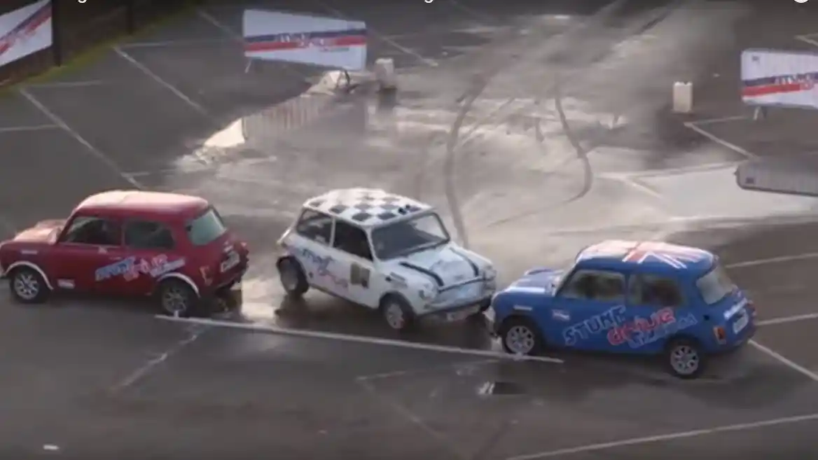 Berita - VIDEO: Rekor Dunia Parkir Mundur Paralel Tersempit Dipecahkan!