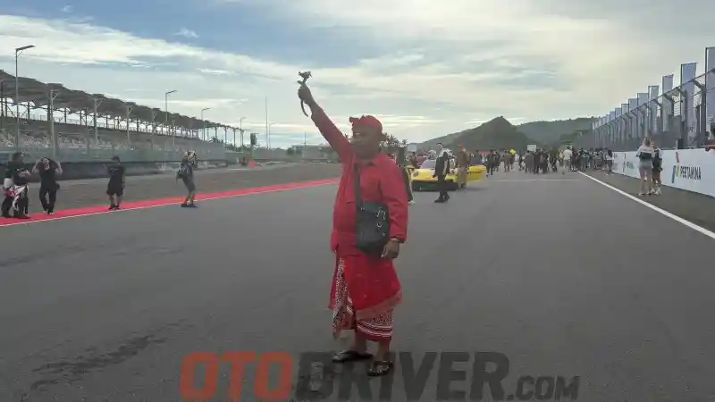 Foto - Bikin Geleng-Geleng, Tarif Pawang Hujan Balap di Mandalika Rp 25-50 Juta