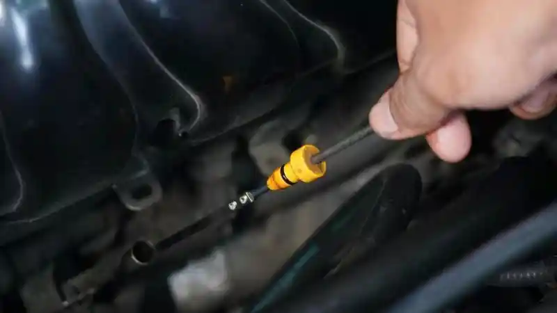 Foto - Mobil Berumur Perlu Oli Khusus