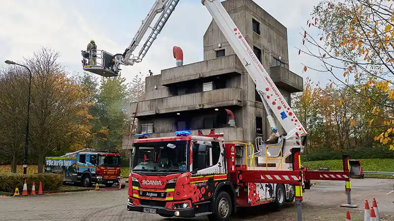Truk - Truk Pemadam Kebakaran Unik Ini Punya Tangga Tertinggi di Inggris