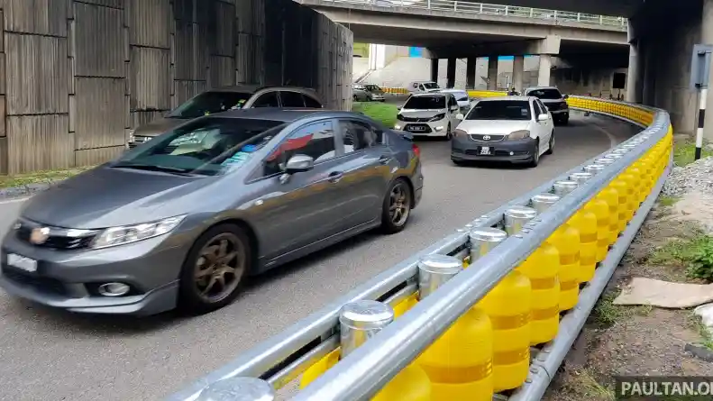 Berita - Malaysia Pakai Teknologi Pembatas Jalan Roller, Untuk Turunkan Kematian