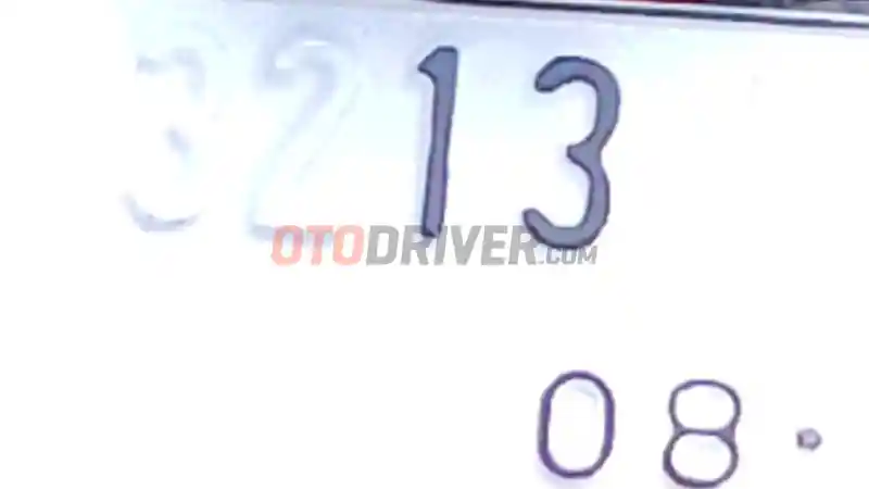 Foto - Lagu Lama, Kualitas Cetakan Pelat Nomor Putih Masih Buruk