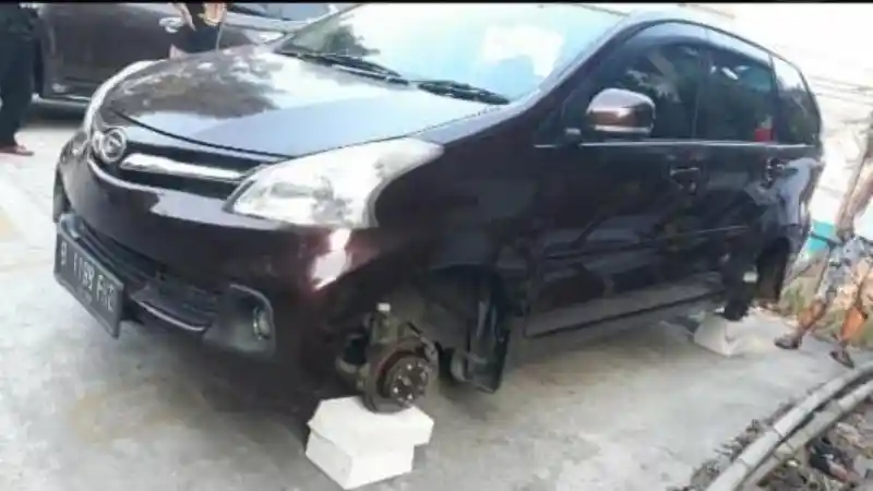 Foto - Marak Pencurian Pelek dan Ban, Ini Cara Mencegahnya