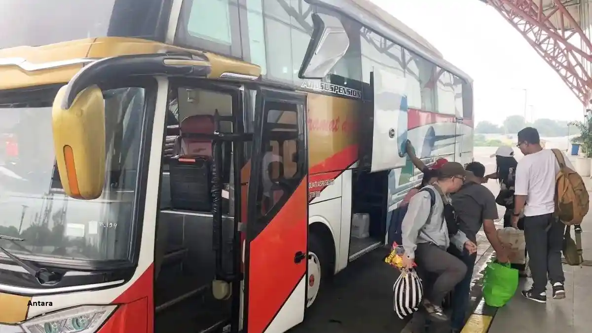Bus - Terminal Terpadu Pulogebang: Peningkatan Ribuan Penumpang Keluar Masuk Di LongWeekend Ini