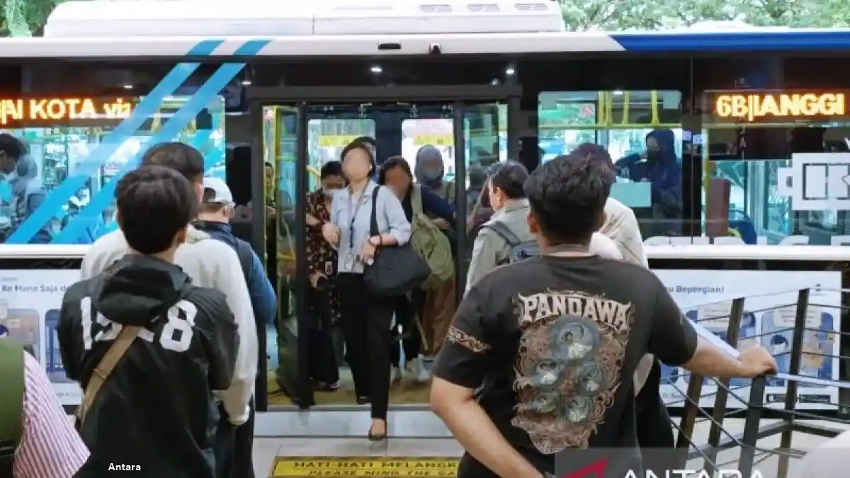 Foto - Naik Transjakarta Sekarang, Penumpang Dijamin Nyaman