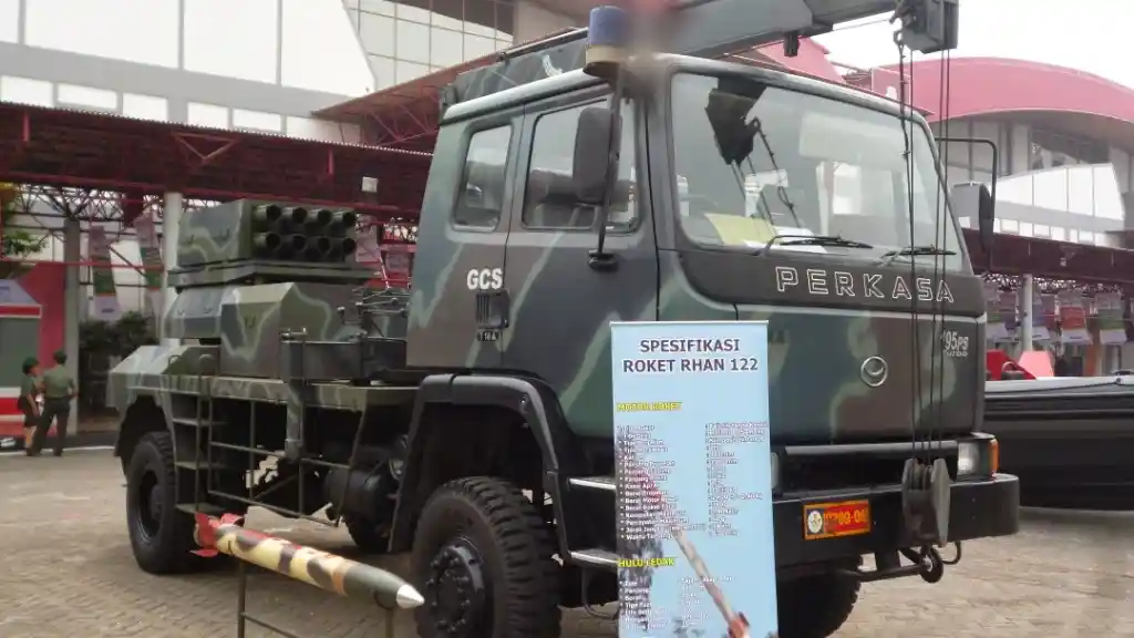 Foto - Perkasa, Truk Nasional Yang Layu Sebelum Berkembang