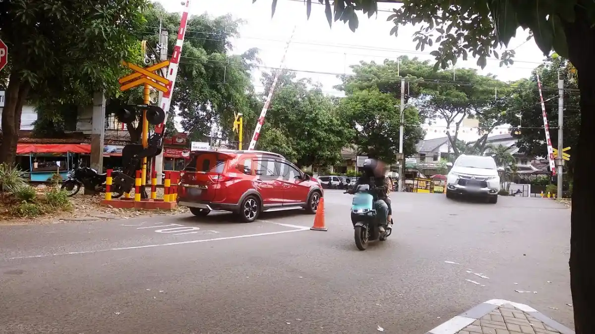 Berita - Kepedulian Akan Bahayanya Perlintasan Kereta Api Masih Rendah