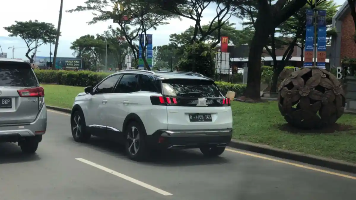 Foto - SPY SHOT: Peugeot 3008 SUV di Tangerang!