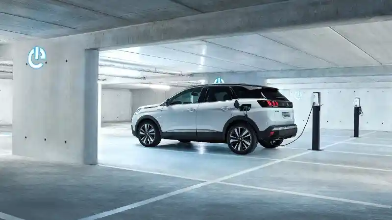 Foto - Peugeot Rilis SUV Hybrid Bertenaga 300 DK!