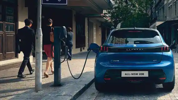 Foto - Peugeot Umumkan Harga Mobil Listrik Terbarunya