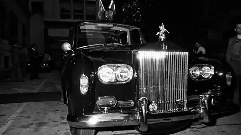 Foto - Raja Charles III Masuki Buckingham Gunakan Mobil Klasik Rolls-Royce Phantom VI 