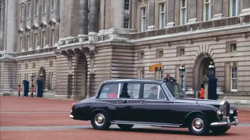 Foto - Raja Charles III Masuki Buckingham Gunakan Mobil Klasik Rolls-Royce Phantom VI 