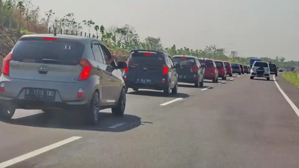 Foto - Mengapa Lampu Belakang Berwarna Merah? Ini Alasannya