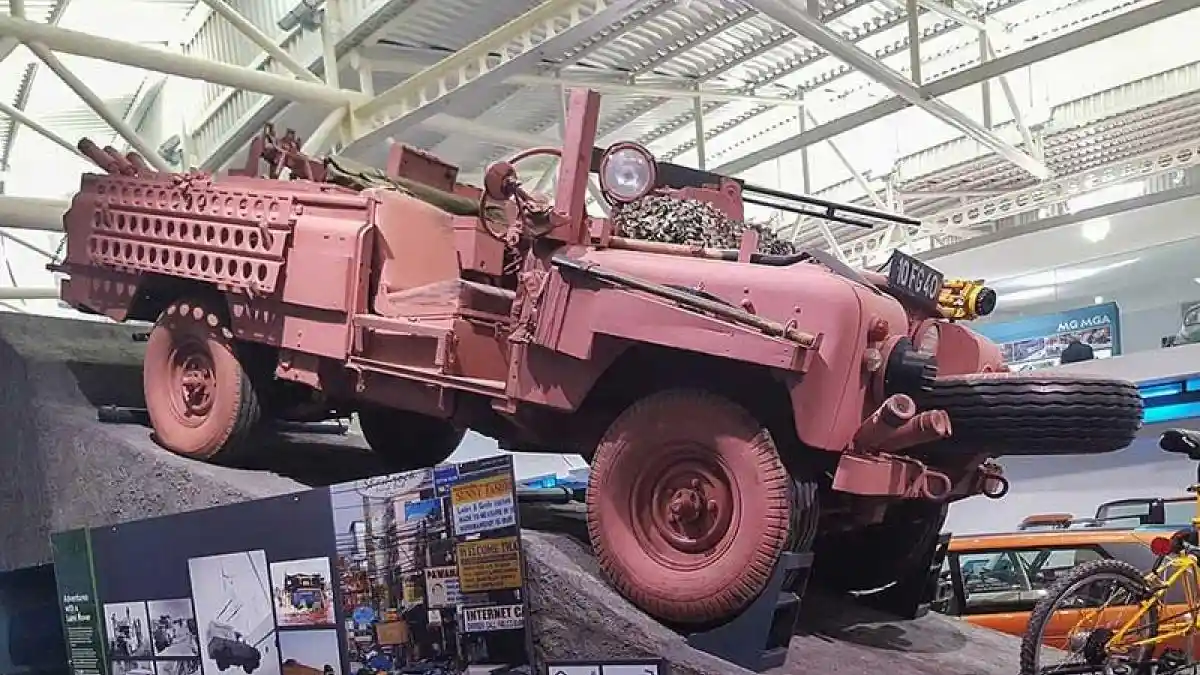 Foto - Balik Lagi Penuhi Keperluan Militer, Land Rover Defender Dapatkan Modifikasi Ekstrem