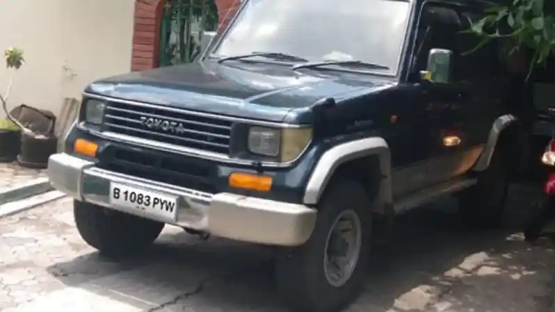 Foto - Plat Nomor Berdasar Putih Bikin Mobil Makin Keren