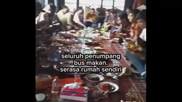 Foto - Kisah Semua Penumpang Borlindo Diajak Lebaran Di Rumah Driver