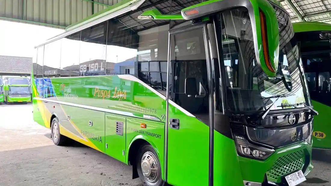 Foto - Hino Handover Medium Bus Ke PO Puspa Jaya Lampung 