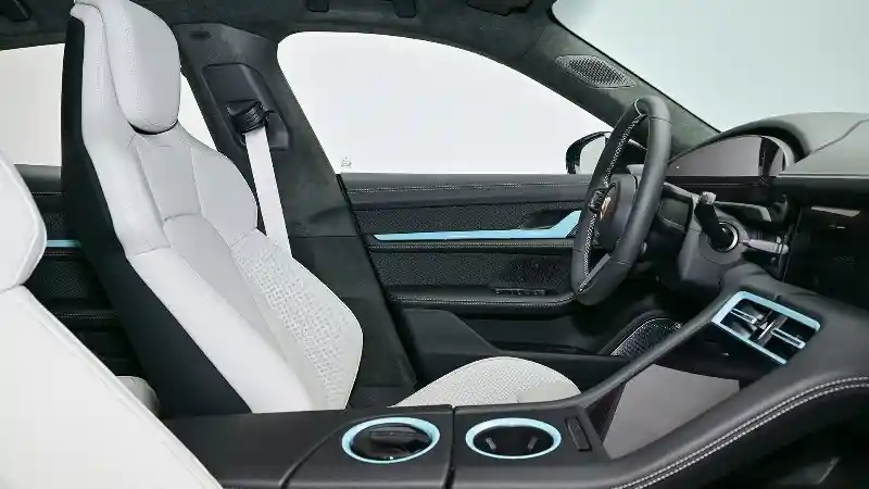 Foto - Anggota Blackpink Desain Mobil Porsce Taycan 4S Cross Turismo